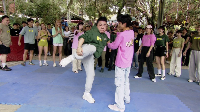 董至成神助攻拯救藝人隊。（民視提供）