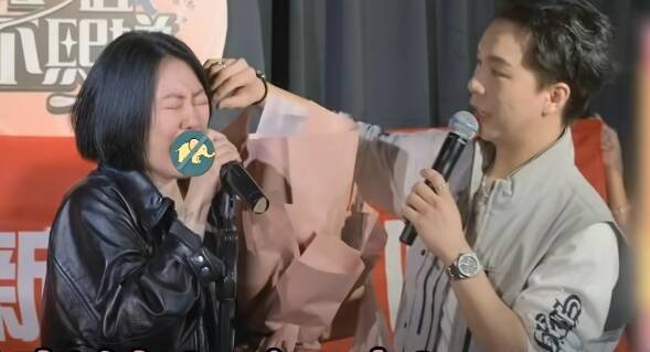 小S（左）激動到開始罵髒話，派翠克貼心地替她整理頭髮。（翻攝自臉書）