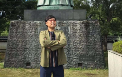 從邊緣校友到大使！諧星尪回母校大紅 老婆蒼井優背後補刀