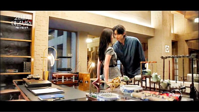 邊佑錫（右）在《21世紀大君夫人》對IU使出桌咚。（翻攝自YouTube）