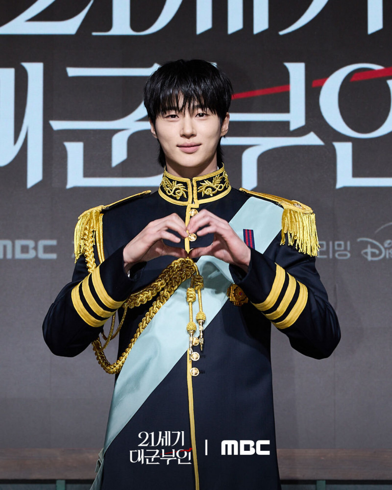 邊佑錫昨出席《21世紀大君夫人》記者會。（翻攝自臉書）