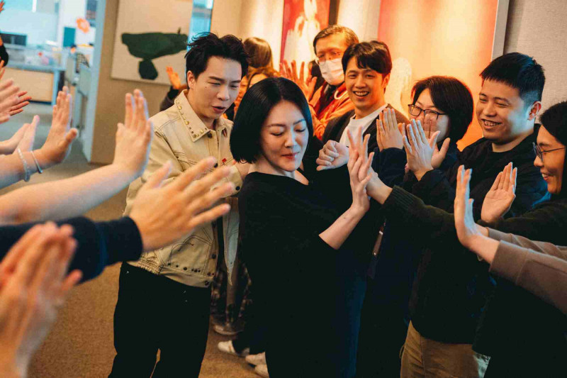 小S踏入台北101辦公大樓，受全體員工熱烈歡迎。（東森綜合台提供）