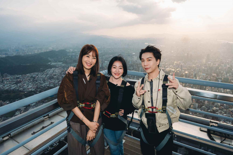 賈永婕帶小S、派翠克登高空觀景台，體驗ALEX的視角，俯瞰台北市美景。（東森綜合台提供）