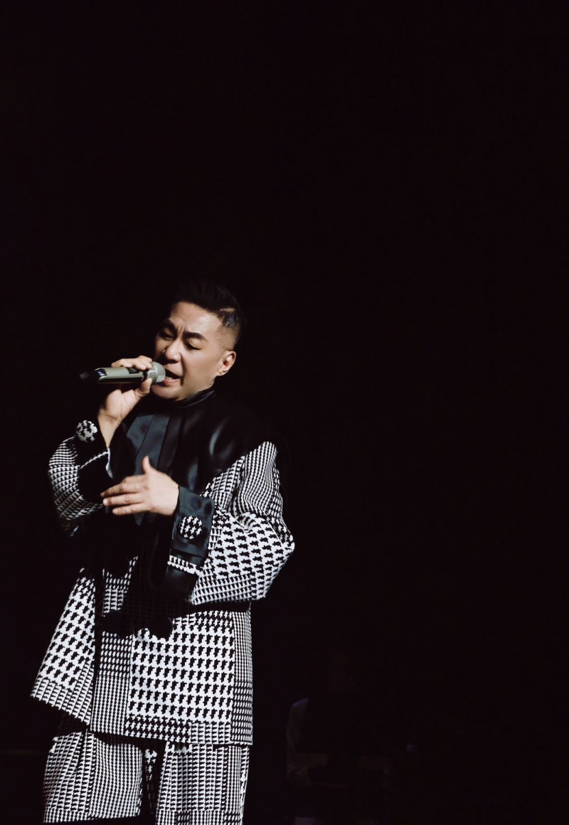 文章以音樂回顧42年歌唱之路。（翰森娛樂提供）