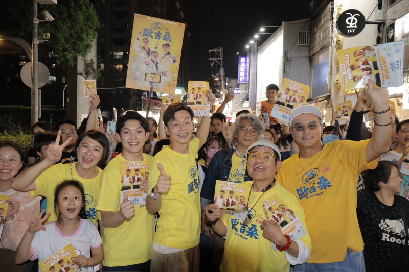 《NO GOOD！歐吉桑》劇組前往台中逢甲夜市，李銘順（右起）、許效舜、導演張清峰、李國煌、林毓家、章家瑄與現場民眾合影。（萬騰文化創意提供）