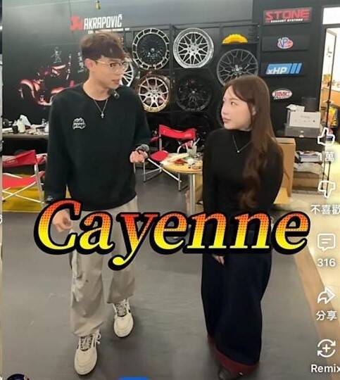 胡漢龑的女兒（右）表示自己買車的原因是因為爸爸送的保時捷Cayenne到了。（翻攝自YouTube）