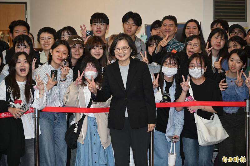 第一次見偶像蔡英文總統 他緊張到說不出話