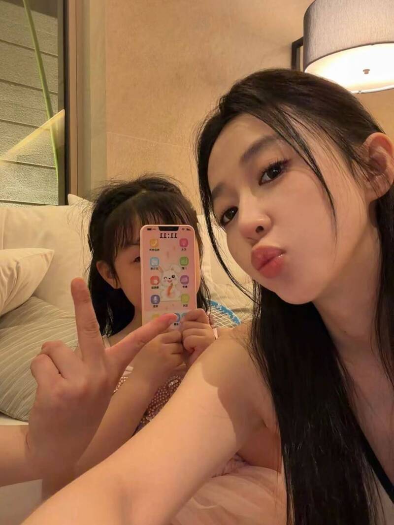 潘瑋柏嫩妻宣云（右）和5歲女兒合照，潘瑋柏臉沒入鏡卻伸出手比YA。（翻攝自IG）