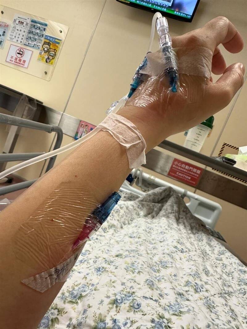 鄭艷麗在社交平台上曬出自己正在吊點滴的照片。（翻攝自IG）