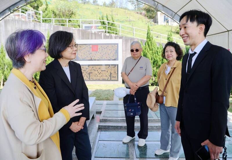 侯宗佑（右一）6日深夜在臉書曬出同框小英總統（左二）、李登輝基金會董事長李安妮（左一）。（翻攝自侯宗佑臉書）