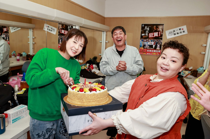 蘇晏霈（左起）生日，在洪都拉斯、宮美樂陪伴下切蛋糕。（民視提供）