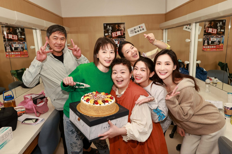 洪都拉斯（左）、徐千京（右起逆時針方向）、曾智希、謝瓊煖和宮美樂開心幫蘇晏霈一起慶生。（民視提供）