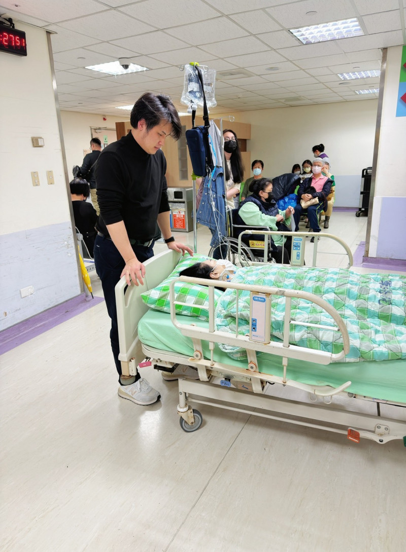 蕭淑慎標靶治療後再動刀，梁軒安神情專注護妻。（讀者提供）