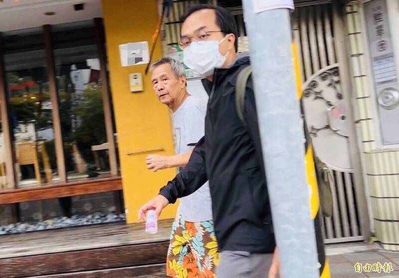 《自由時報》2023年10月在台北街頭捕捉到侯孝賢身影，當時他身著輕便短袖、短褲，精神相當好，右為侯孝賢兒子侯甫嶽。（資料照）