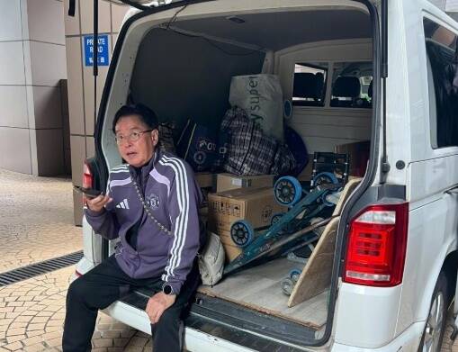 他化身送貨員，被讚在舞台上是明星，下了舞台就是普通人。（香港星島日報）