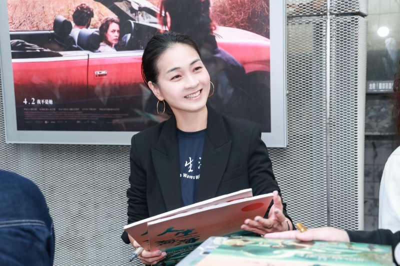 陳雪甄日前於光點華山電影館舉辦「表演講堂」，與現場觀眾簽名合照互動交流。（甲上提供）