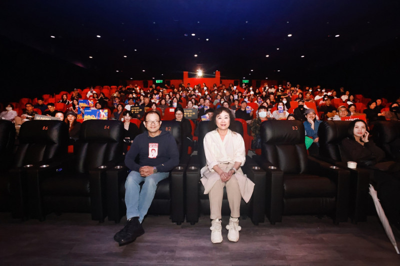 《傳奇女伶 高菊花》監製熊儒賢（前右）、導演盧元奇（前左）昨出席試片，現場觀眾留下滿滿感動淚水。（野火樂集提供）