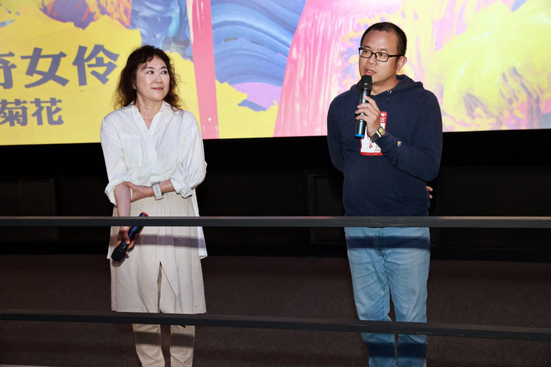 監製熊儒賢（左）、導演盧元奇（右）於《傳奇女伶 高菊花》試片結束，談及高菊花一生面臨所有仇恨的對立，最後選擇用愛放下心裡的傷痛。（野火樂集提供）