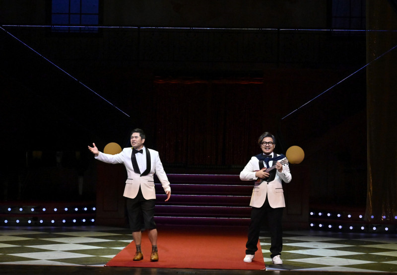 洪都拉斯（左）在舞台劇《明星養老院》唱跳俱佳。（金星文創提供）