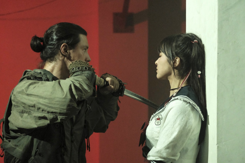 周厚安（左）、夏朧在《地下城の怪物先生》被迫組隊。（殺戮天使電影提供）