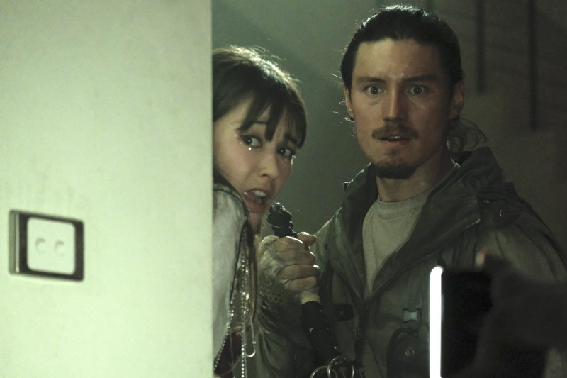 周厚安（右）、夏朧在《地下城の怪物先生》闖地下城對抗怪物極限逃亡。（殺戮天使電影提供）