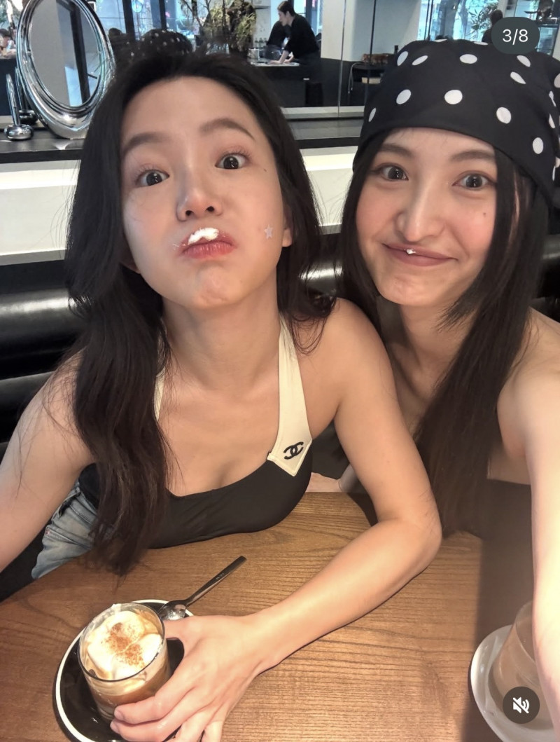 郭書瑤美胸貼向桌面。（翻攝自IG）