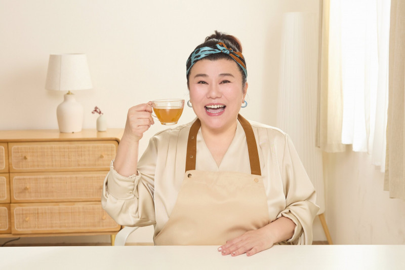 林美秀習慣起床先喝一包原味滴雞精，補足一整天的精神底氣。（純煉滴雞精提供）