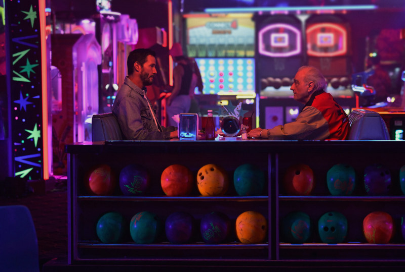 基努李維（左）在《腥途惡果》和馬丁史柯西斯對戲。（Apple TV 提供）