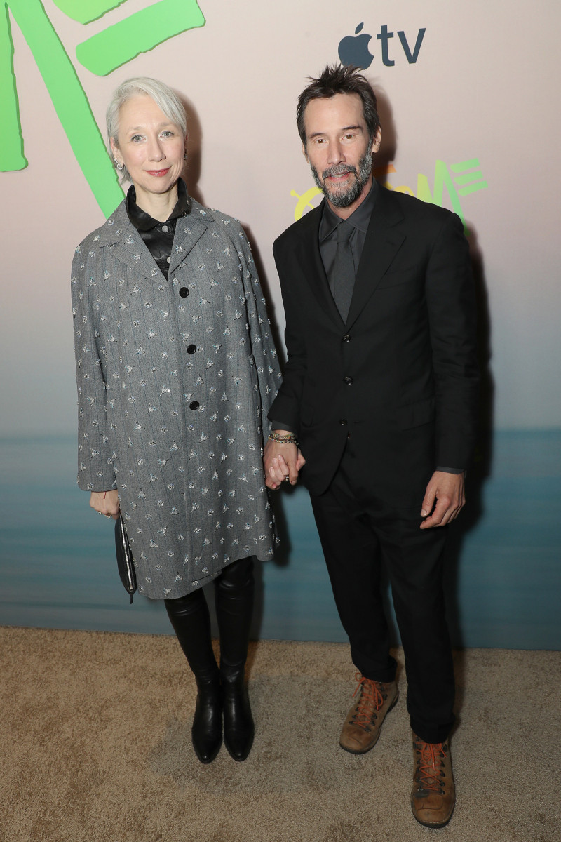 基努李維出席《腥途惡果》紐約首映，女友亞歷山德拉格蘭特愛相隨。（Apple TV 提供）