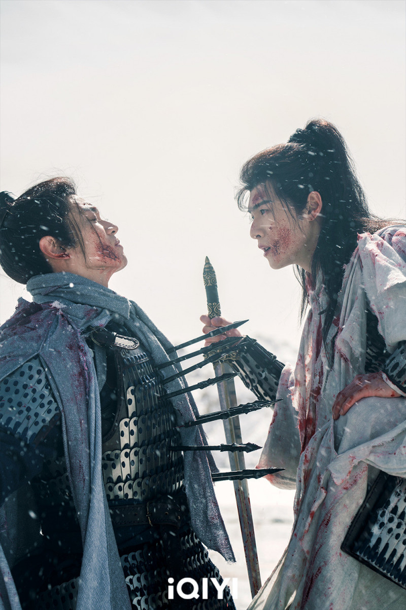 李昀銳（右）在《冰湖重生》不忍見親信戰死。（愛奇藝國際站提供）