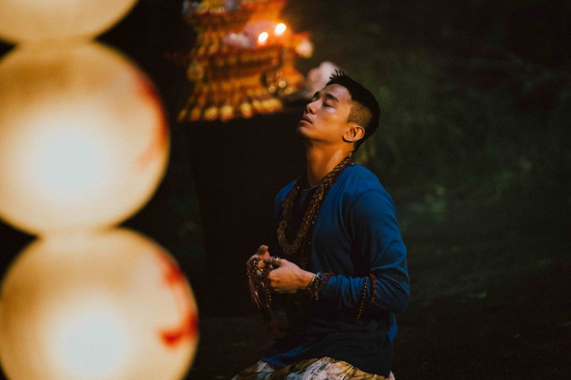 初孟軒在《死亡之握：鬼牽手》中玩了鬼牽手遊戲，遭邪靈纏身，著魔神情詭異。（網銀國際影視提供）