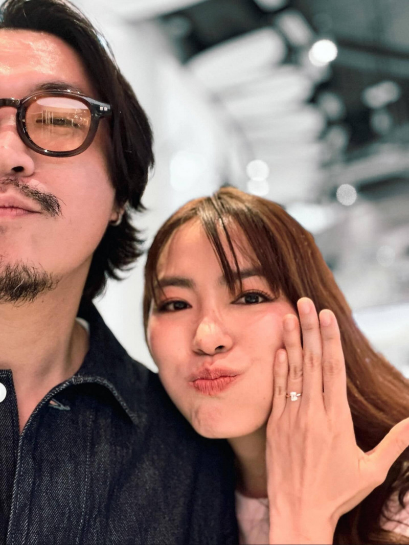 納塔吾彭皮里亞向普勞哈薩亞求婚成功。（翻攝自gdh IG）