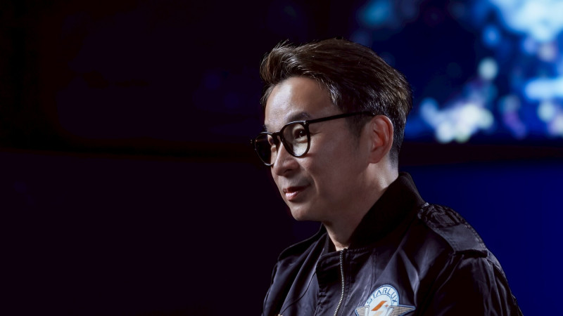 星宇航空邀請謝盈萱、陳鎮川、膝關節等跨界專業人士化身「艦長」，推出《艦長的時空航線》系列影片。（星宇航空提供）