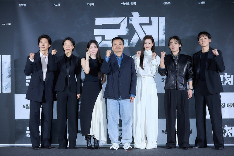 《群體》導演延尚昊（中）、全智賢（右三）等眾演員登上今年坎城「午夜展映」單元。（翻攝自X）