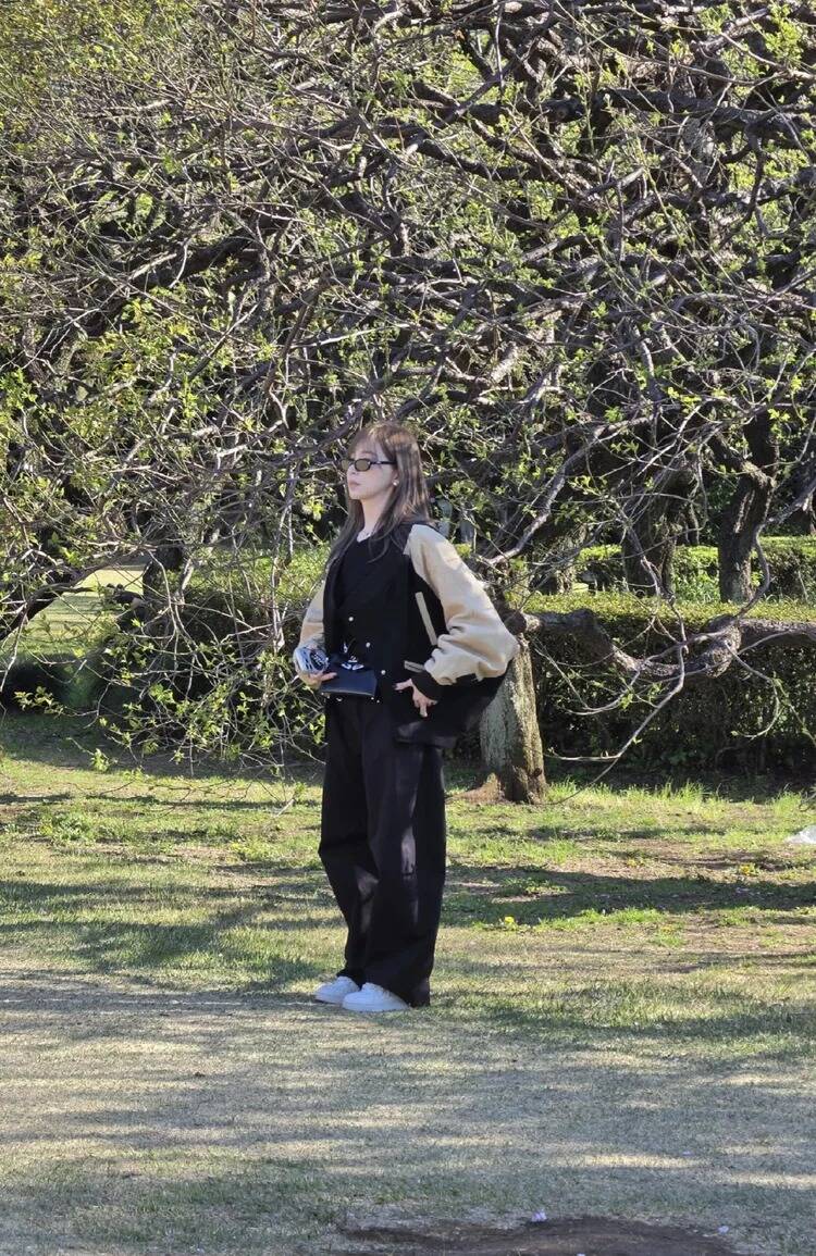 王心凌一身休閒，臉上戴著墨鏡。（翻攝自小紅書）