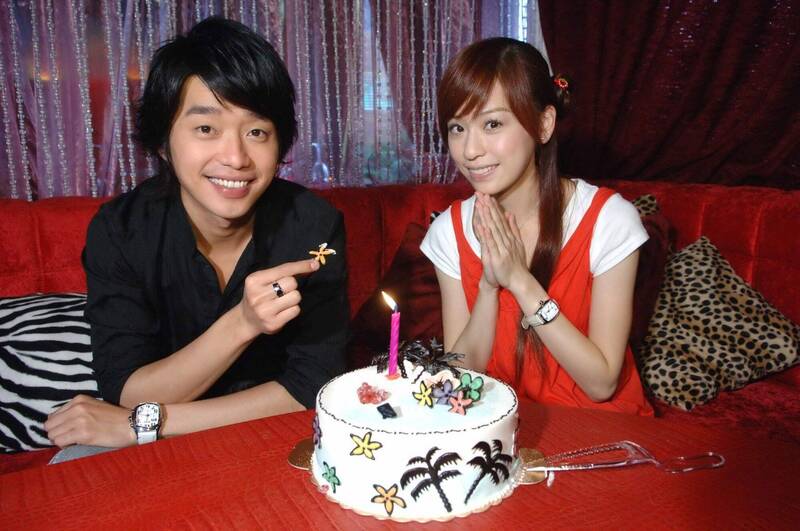 張棟樑（左）和王心凌曾合作拍攝偶像劇《微笑PASTA》，張棟樑還貼心幫她慶生。（衣料照，三立提供）