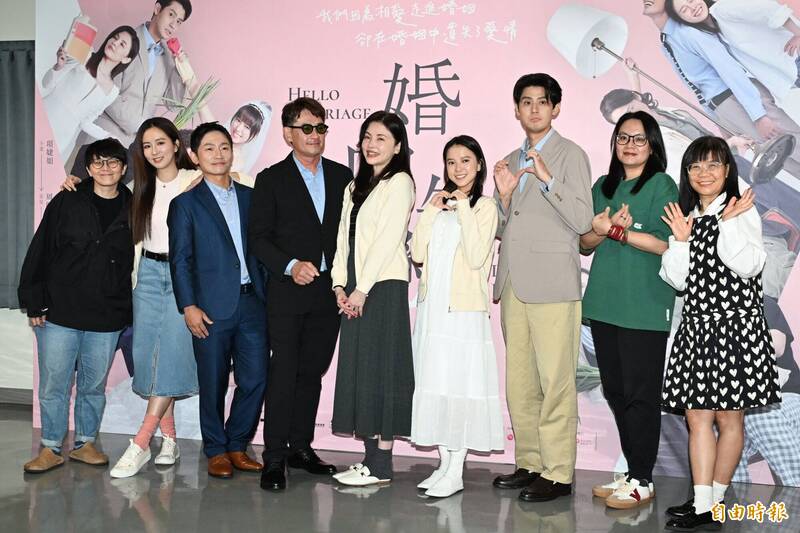 舞台劇《婚內失戀》媒體聯訪，周曉涵、蔡昌憲、柯叔元、何如芸、項婕如、李玉璽。（記者胡舜翔攝）