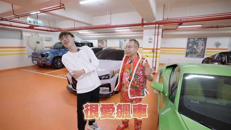 胡漢龑（右）氣噗噗的說因為女兒愛飆車，所以讓她把BMW賣掉，送她保時捷。（翻攝自YouTube）