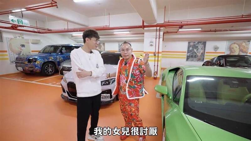 胡漢龑（右）對阿慈表示送女兒新車的原因。（翻攝自YouTube）
