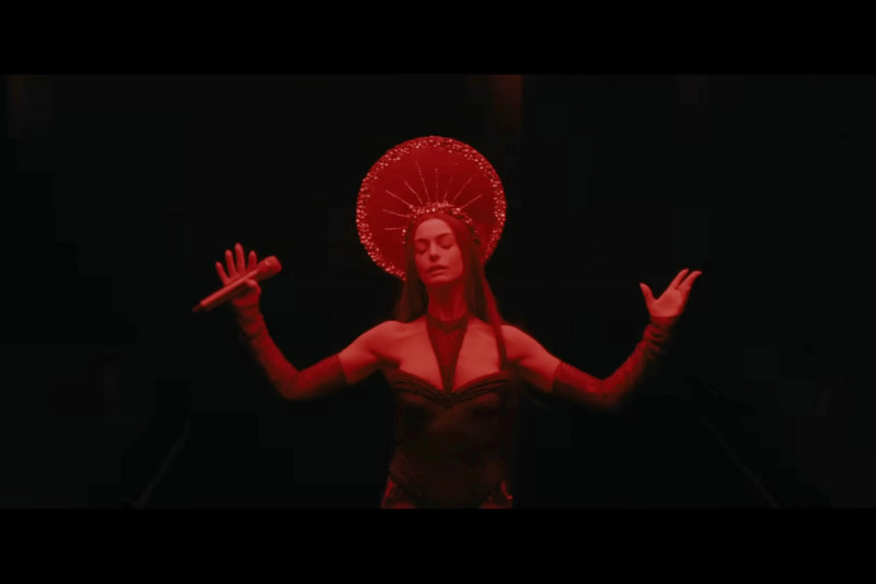 安海瑟薇漂髮大變身！化身「聖母瑪莉」結合女神卡卡、泰勒絲