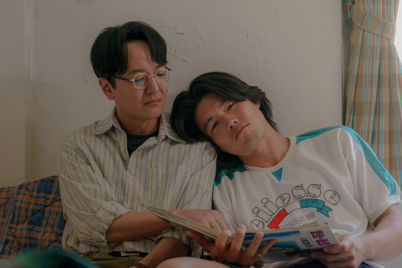 蔭山征彥（左）、張耀仁（右）在《都市開基祖》詮釋同志情侶。（客家電視台提供）