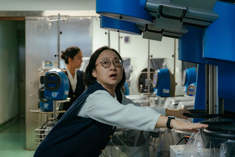 廖梨伶在《以身相許》遇地震，跑進醫材室確保貴重物品不會損壞。（大愛電視提供）