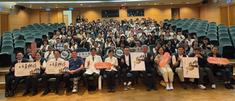 導演徐輔軍（右二起）、製作人徐國倫、演員廖梨伶出席《以身相許》慈濟大學感恩特映會。（大愛電視提供）