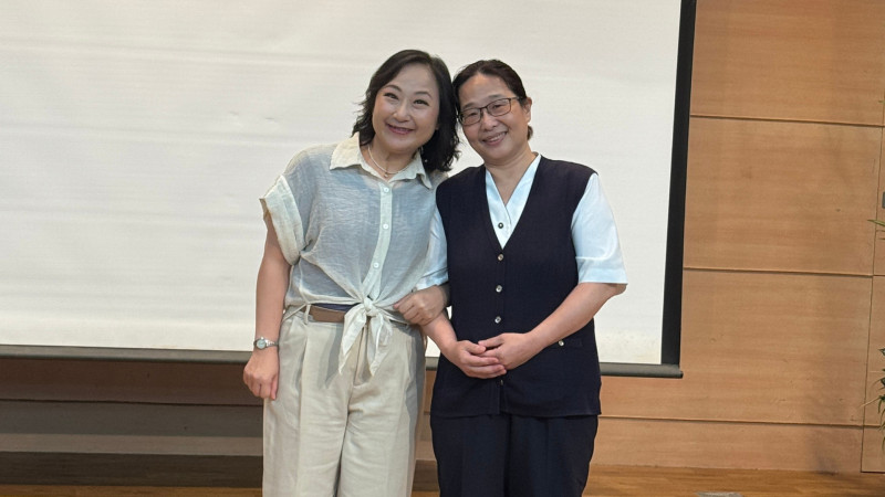 廖梨伶（左）出席《以身相許》慈濟大學醫學院感恩特映會，與劇中飾演的原型人物林姿伶（右）合照。（大愛電視提供）