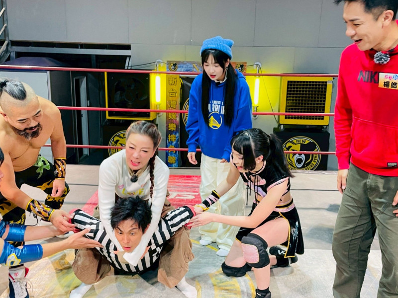 阿翔上擂台遭痛毆摔地！楊繡惠從後面偷勒脖