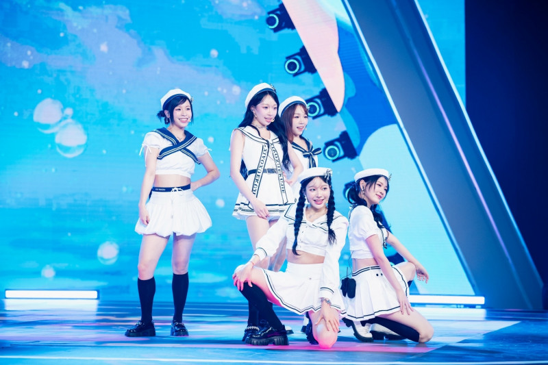 《宇宙啦啦隊》後排左起樺樺、叩叩、靚靚，前排左起海莉、魚肉挑戰原創唱跳單曲《Level Up》。（緯來提供）