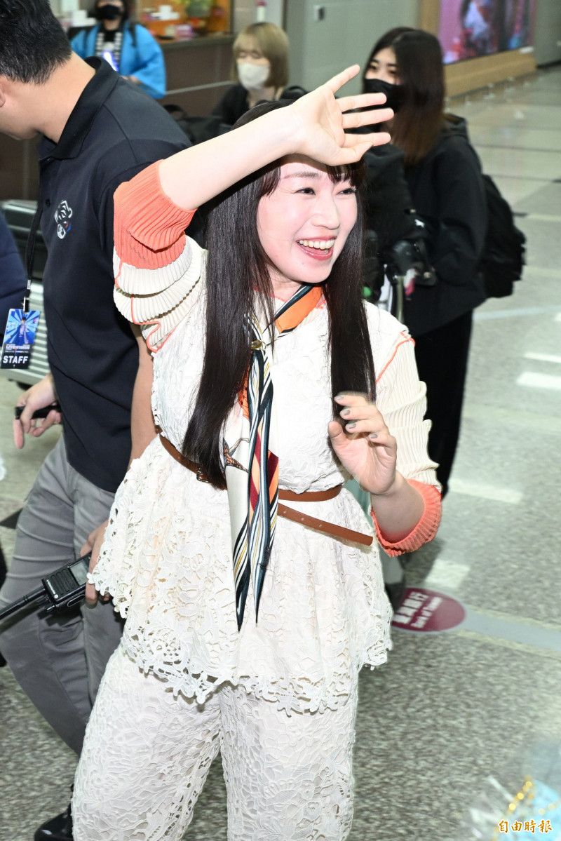 水樹奈奈都要走出松山機場外頭，還是高舉著手與粉絲打招呼。（記者胡舜翔攝）