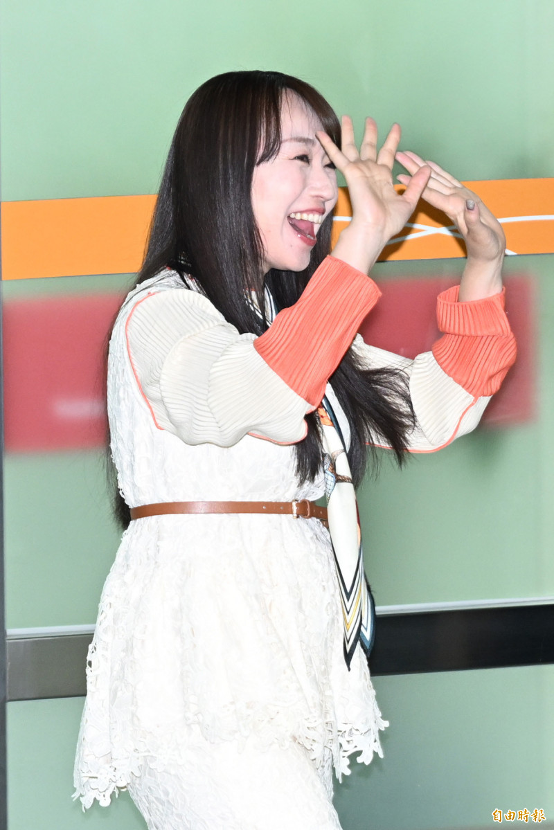 水樹奈奈一出關看到粉絲，就露齒大笑。（記者胡舜翔攝）