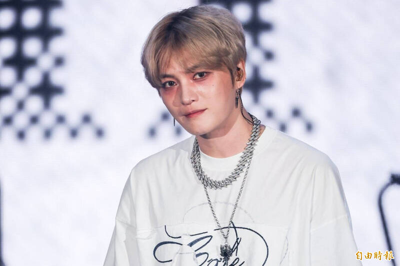 見家長？！  金在中親自下廚招待神秘女 爸媽全看傻