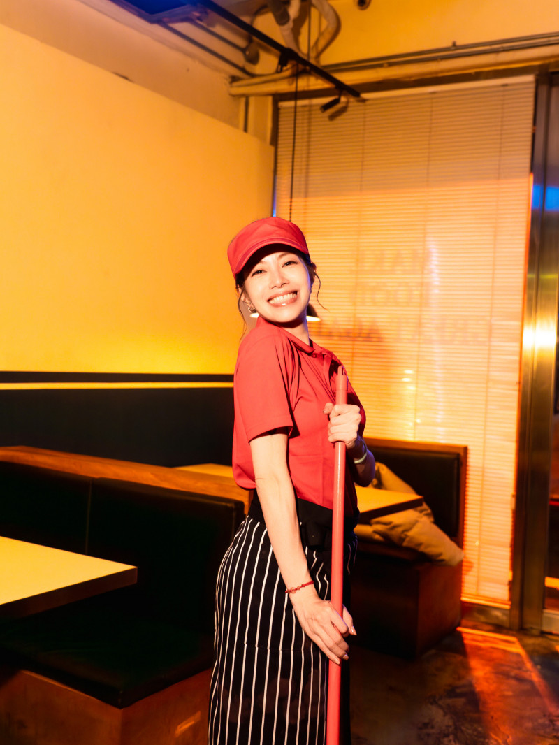 48歲資深玉女歌手咖啡廳打工被拍 為生活奔波凝視人生全說了